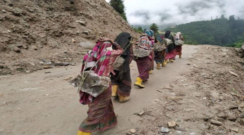 एक छाँक टार्नकालागि भारी नै बोक्नु पर्ने हुम्ली महिलाको पिडा